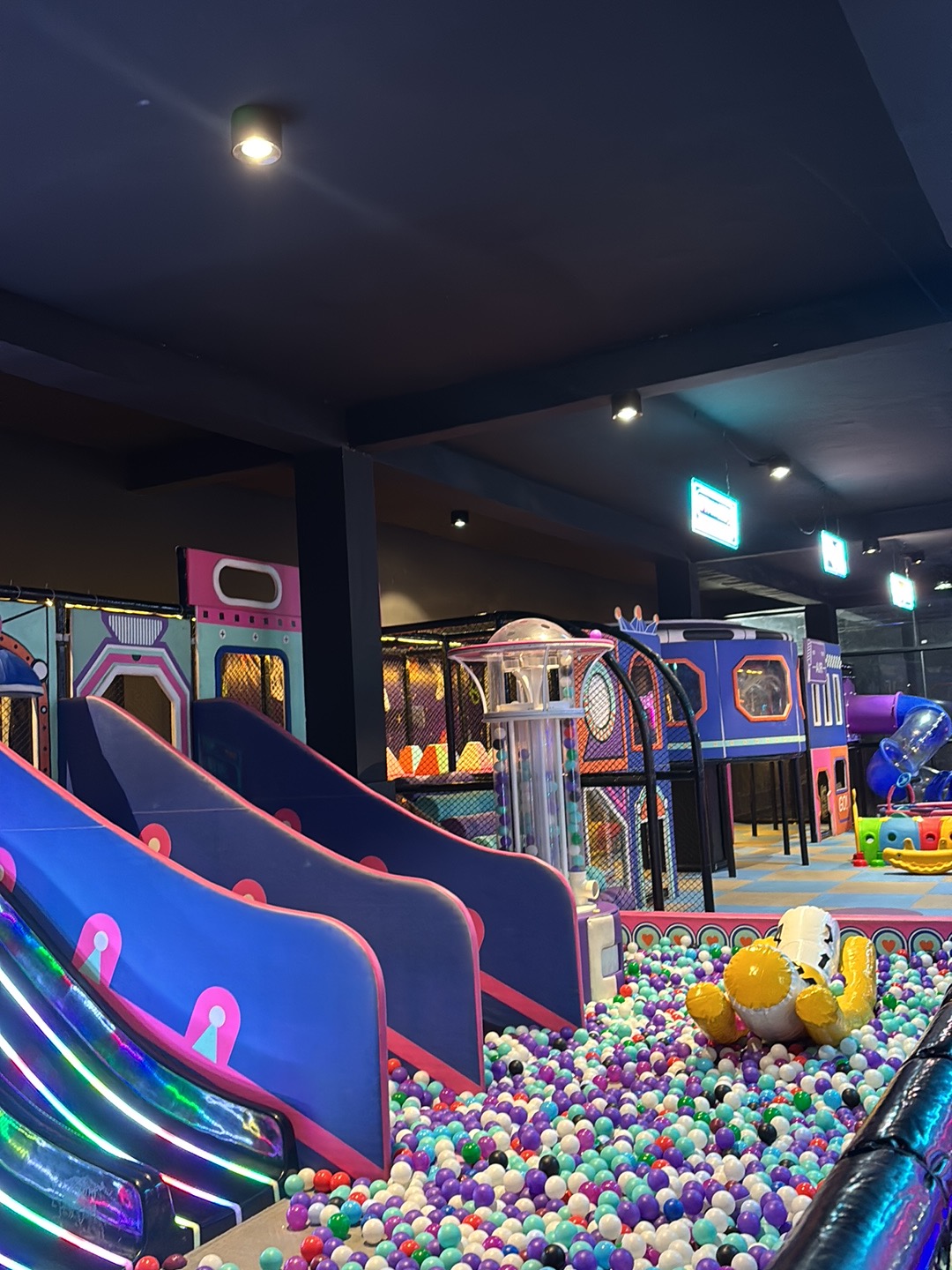 Multi-lane LED glowing slides and ball volcano